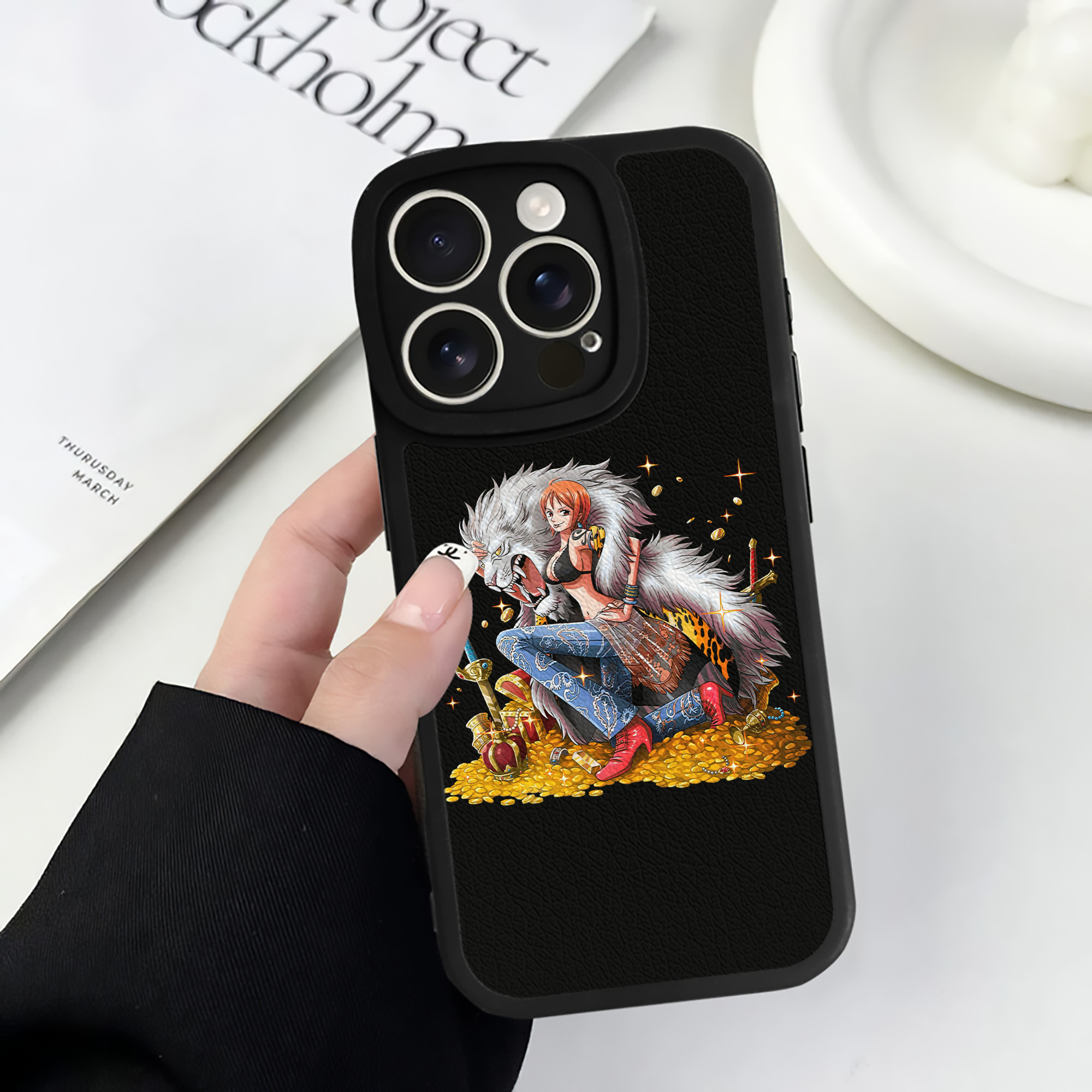 （画像用） ワンピース ナミ ONE PIECE Nami 【iPhone 16シリーズ対応】シリコンスマホケース（レザー調） 材質：シリコン